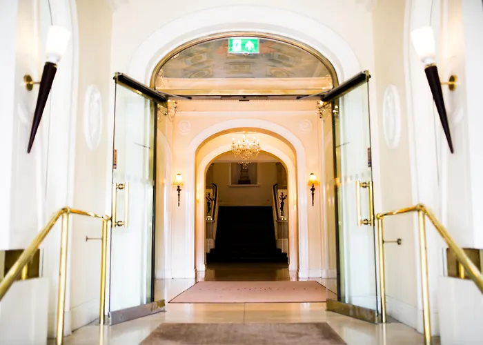 Best Hotels Near New Theatre Cardiff