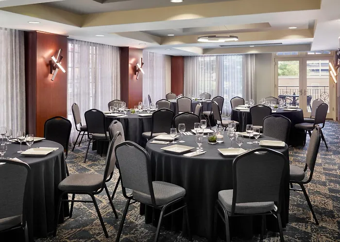 Best Hotels Near Atlanta Botanical Gardens