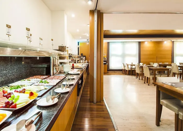 Disfruta de tu estancia en un hotel con jacuzzi en la habitación en Barcelona